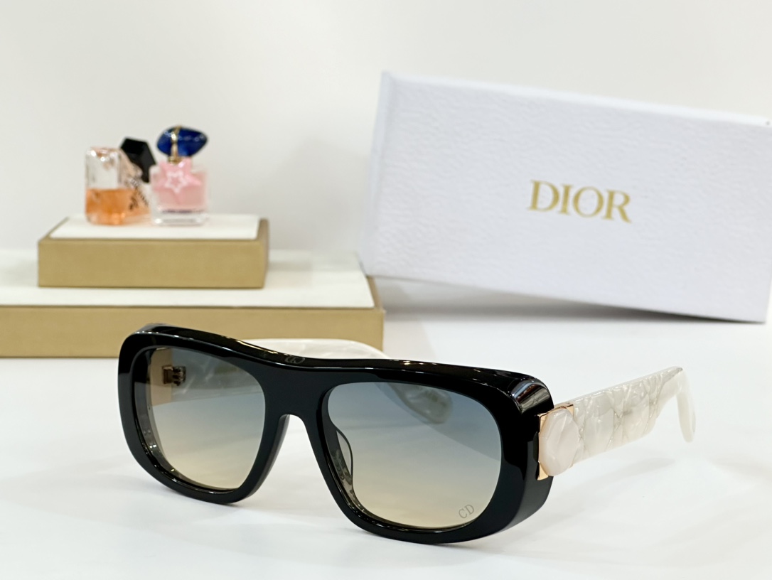 。 DIOR
MOD：Lady95.22S1I
Size：59口18 130
