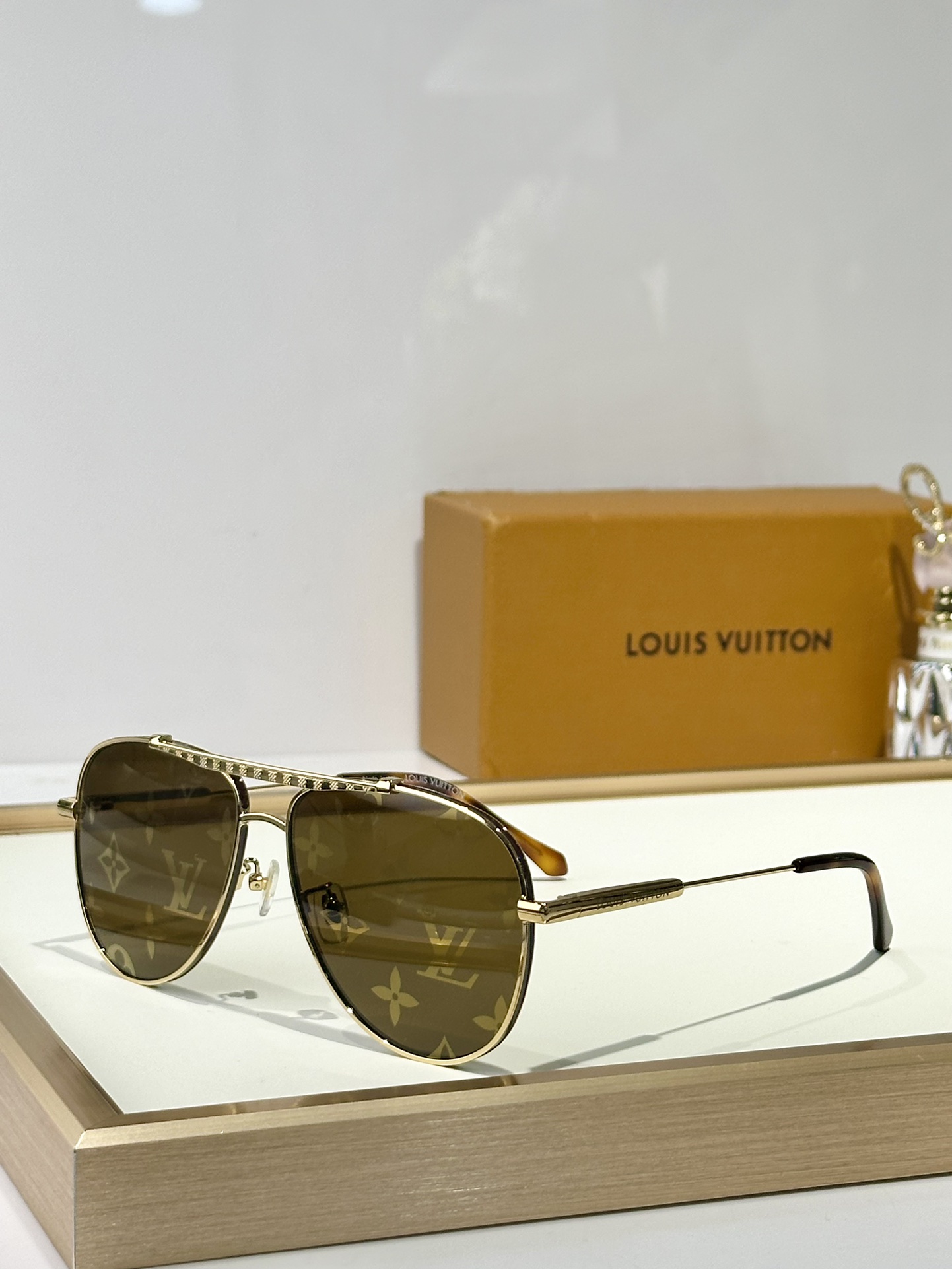  LOUIS VUITTON
MOD：Z40190W
Size：60口16 145
