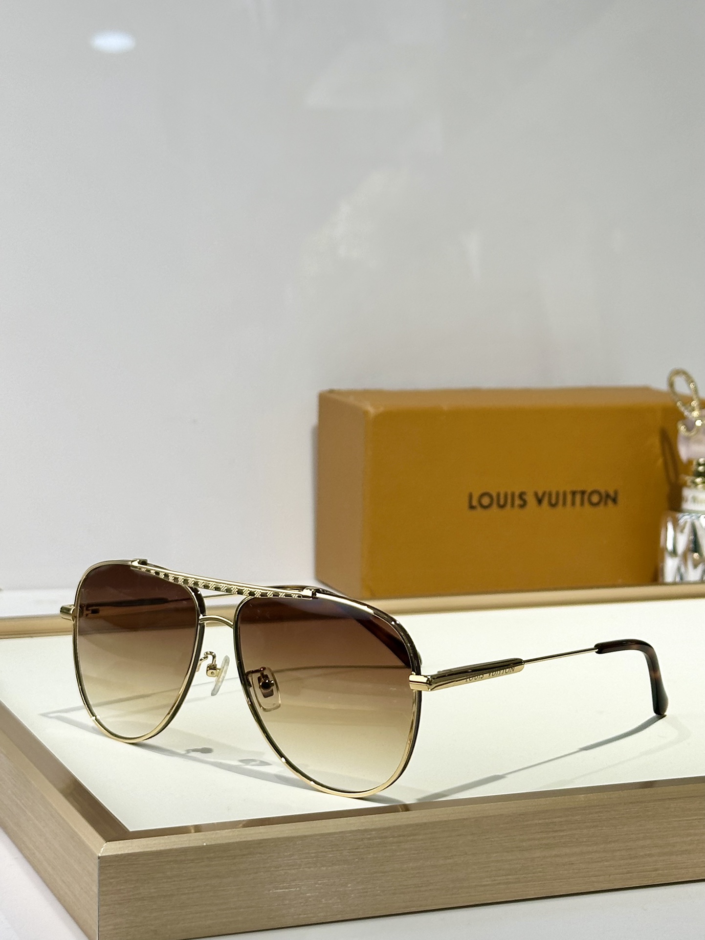  LOUIS VUITTON
MOD：Z40190W
Size：60口16 145
