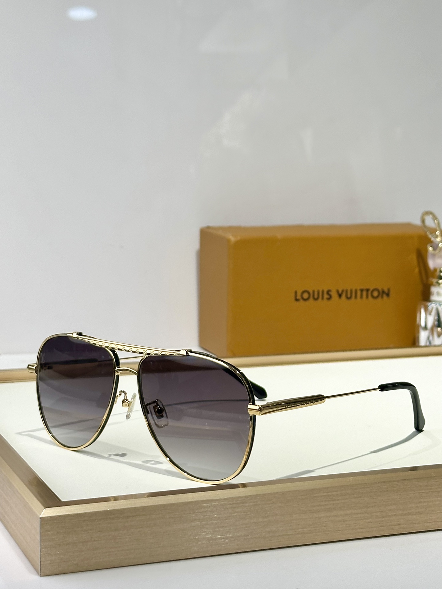  LOUIS VUITTON
MOD：Z40190W
Size：60口16 145
