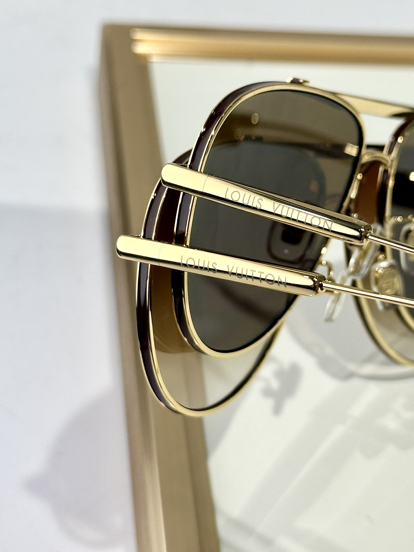  LOUIS VUITTON
MOD：Z40190W
Size：60口16 145
