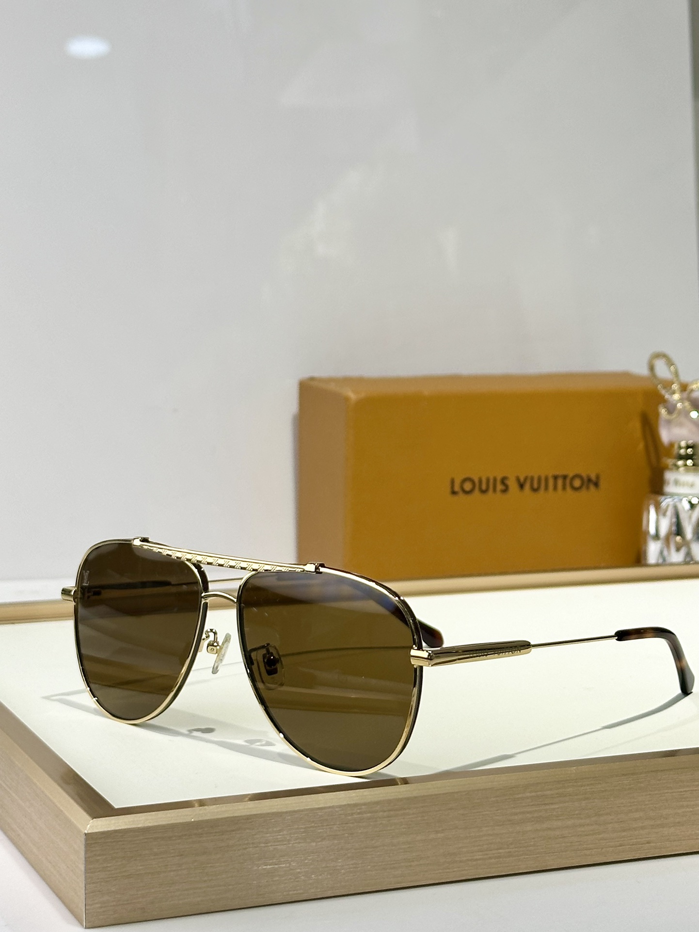  LOUIS VUITTON
MOD：Z40190W
Size：60口16 145
