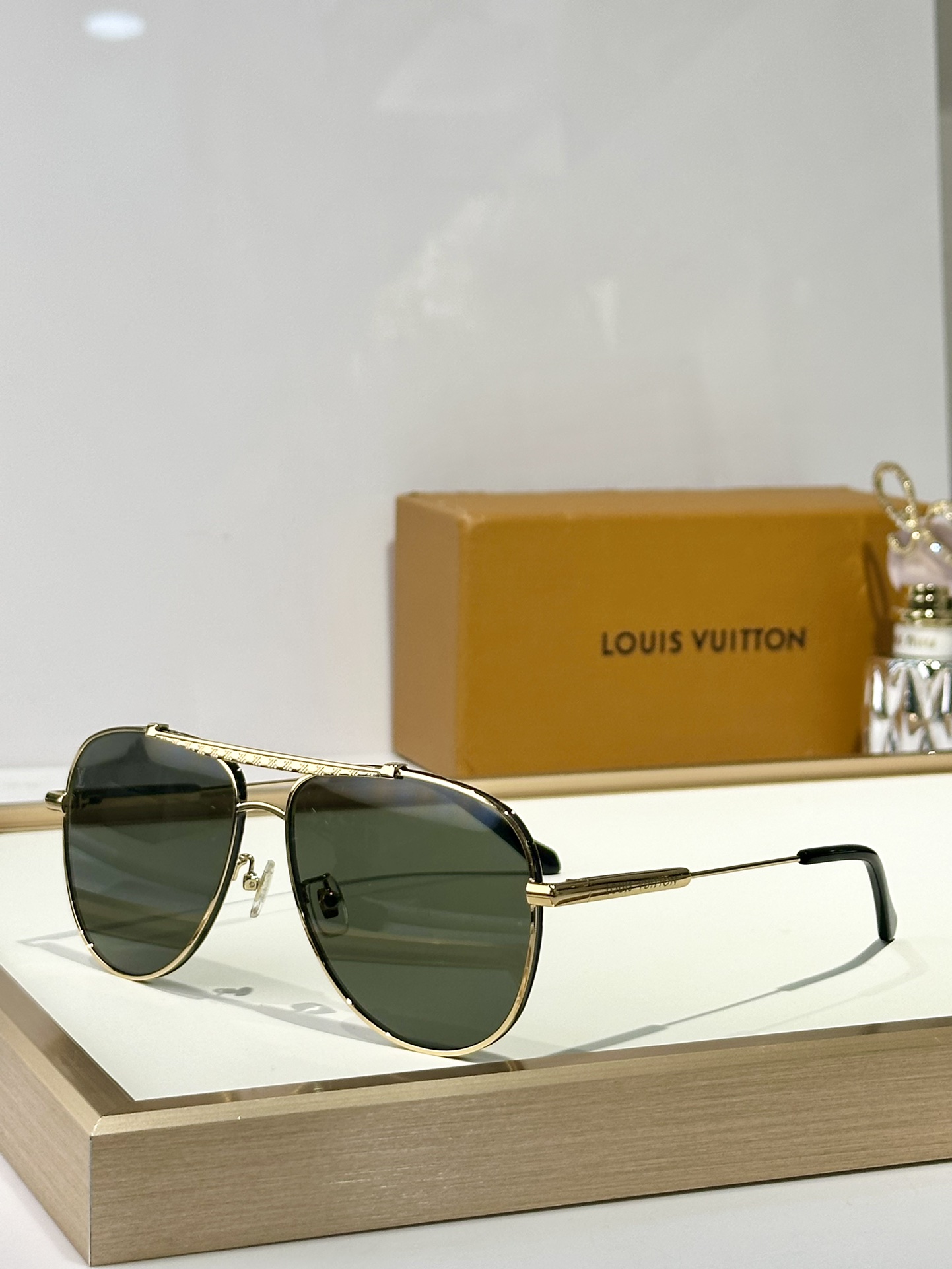  LOUIS VUITTON
MOD：Z40190W
Size：60口16 145
