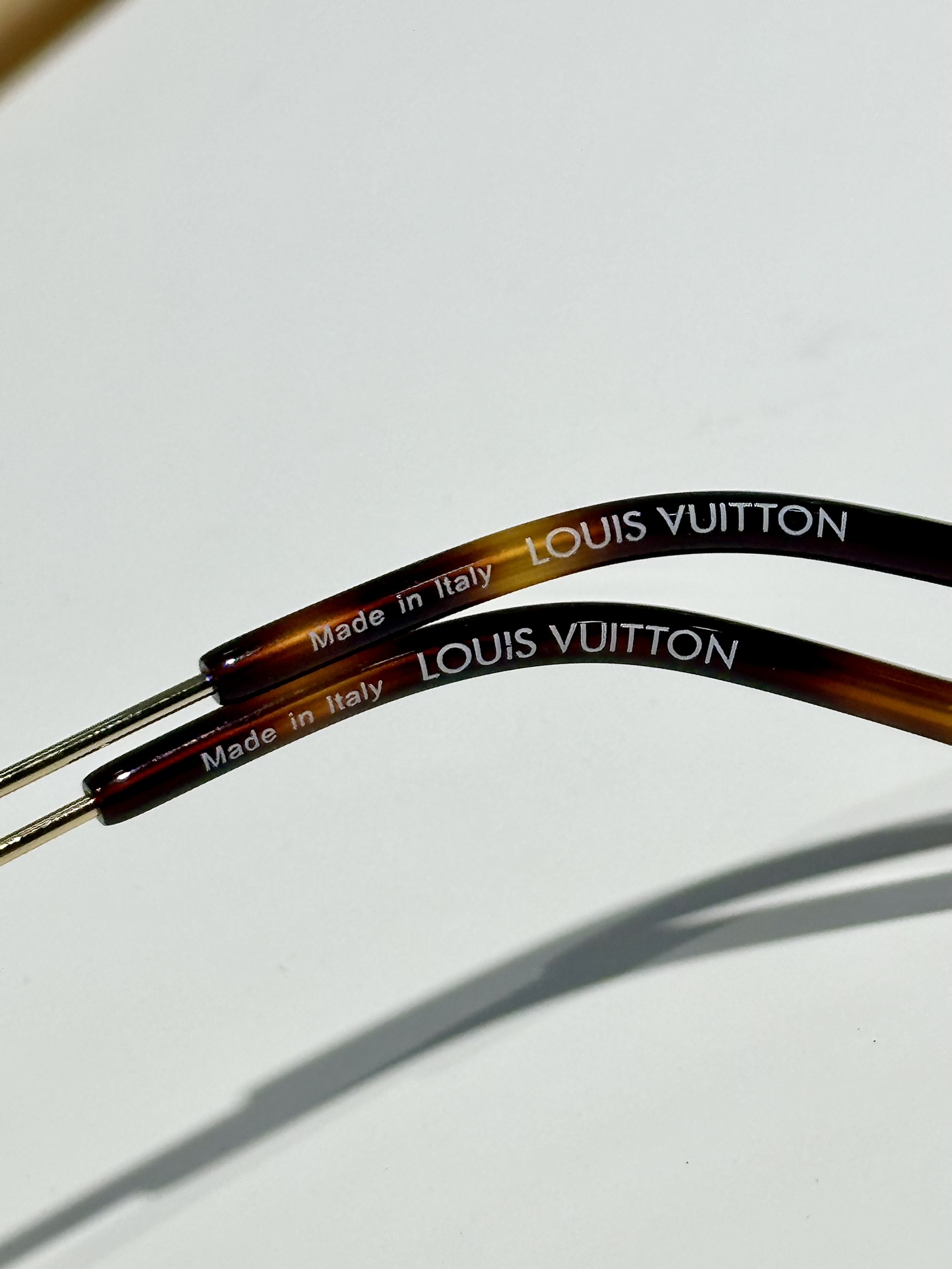  LOUIS VUITTON
MOD：Z40190W
Size：60口16 145

