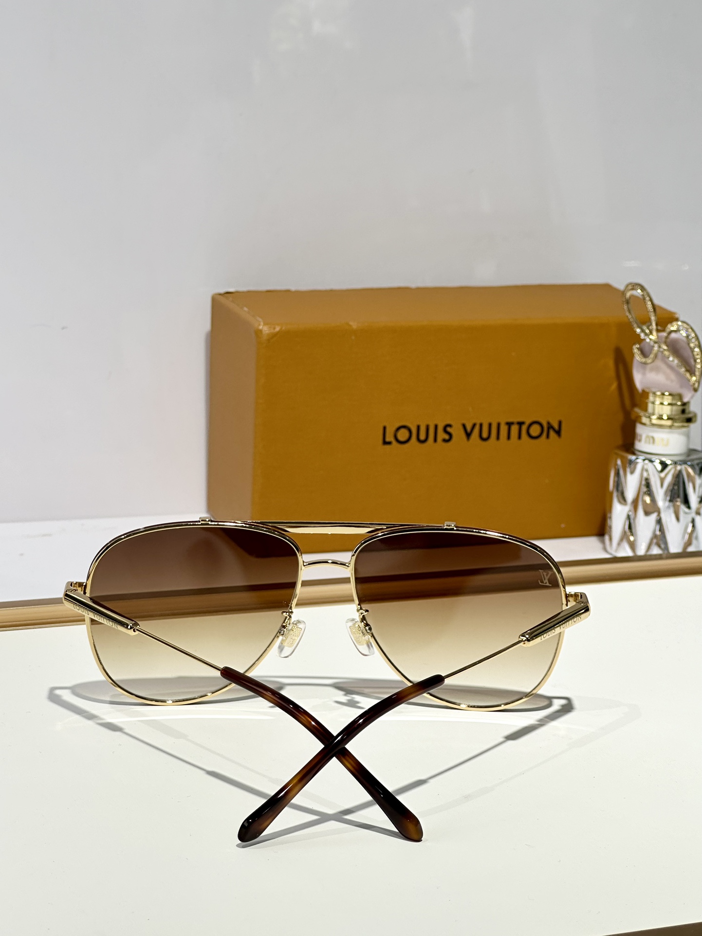  LOUIS VUITTON
MOD：Z40190W
Size：60口16 145
