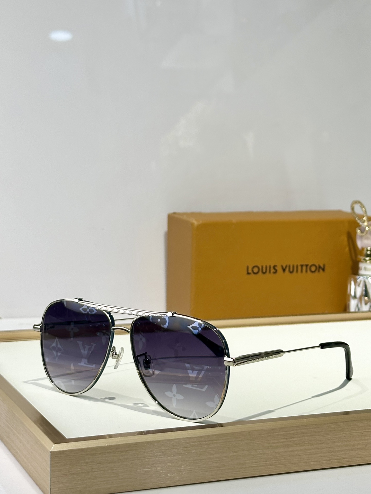  LOUIS VUITTON
MOD：Z40190W
Size：60口16 145
