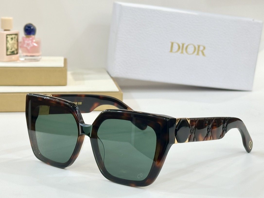  CHRISTIAN DIOR
MOD：20B0
Size：55口17 145
