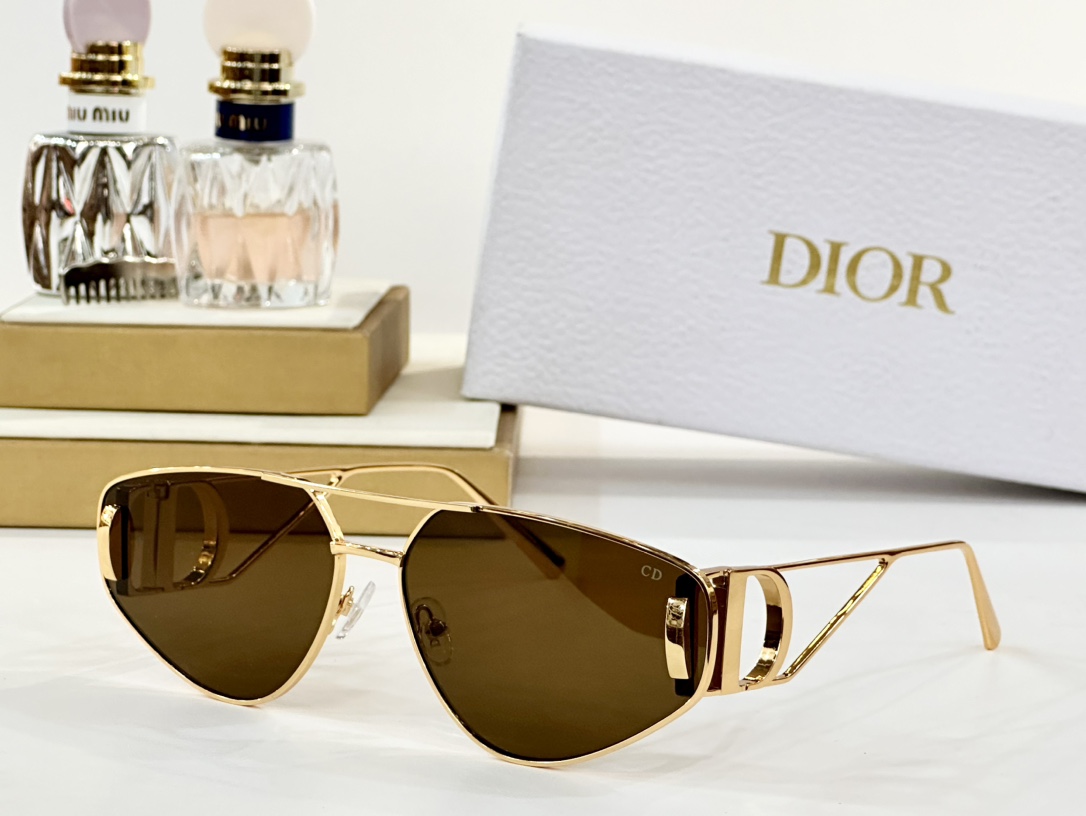  CHRISTIAN DIOR
MOD：20B0
Size：65口15 140

