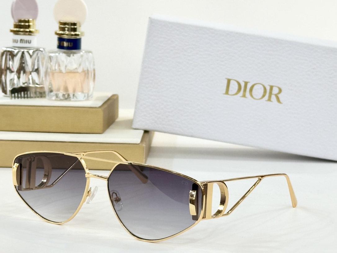  CHRISTIAN DIOR
MOD：20B0
Size：65口15 140

