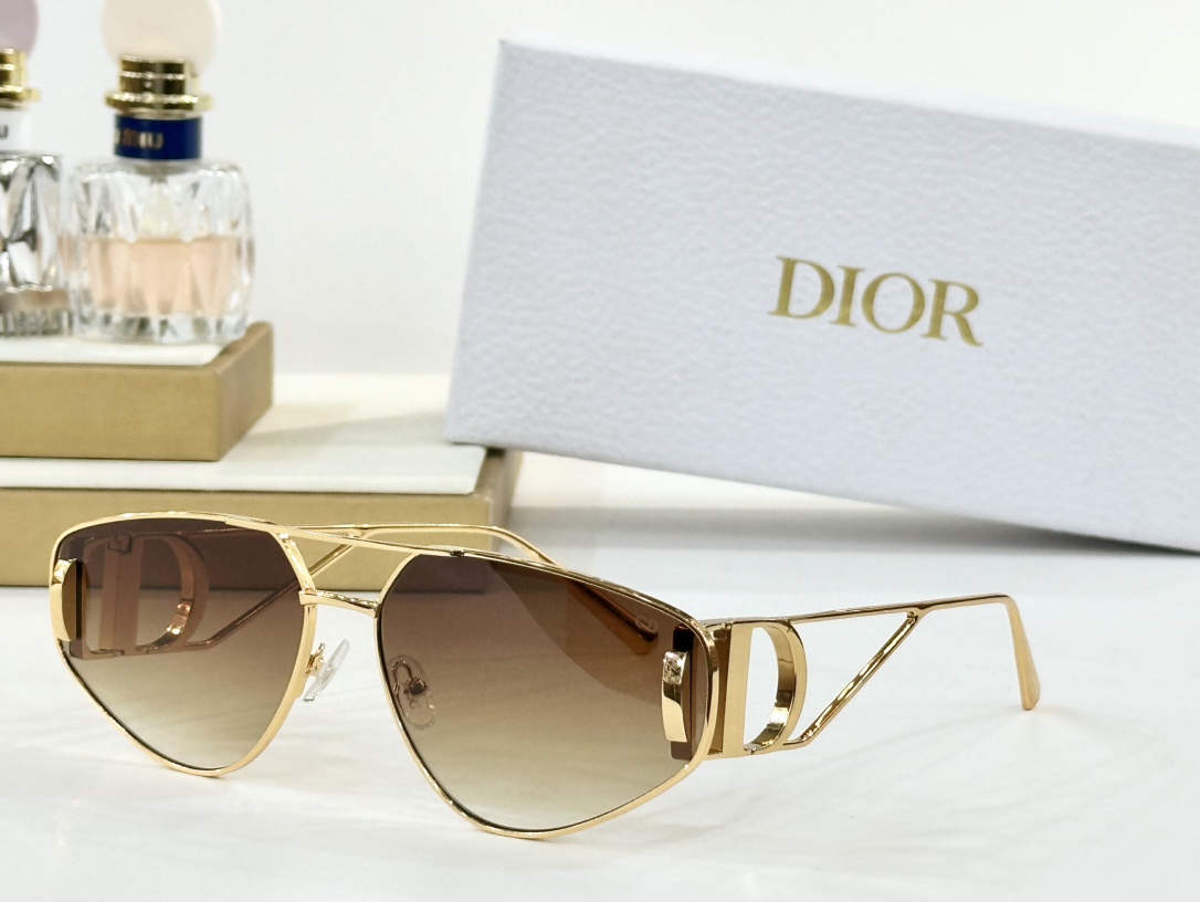  CHRISTIAN DIOR
MOD：20B0
Size：65口15 140

