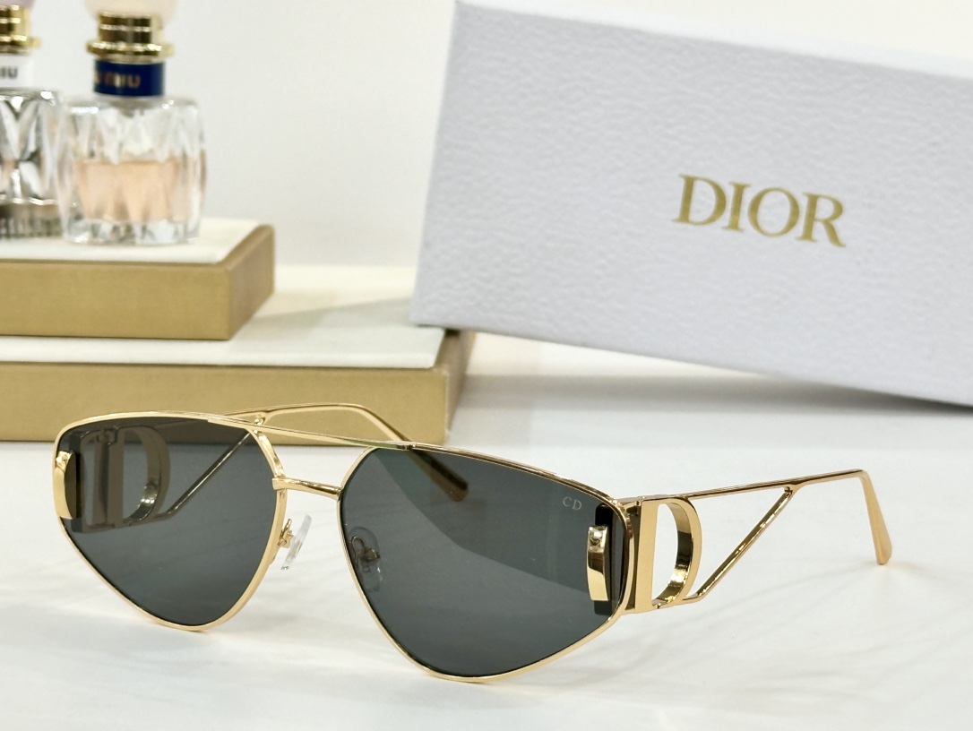  CHRISTIAN DIOR
MOD：20B0
Size：65口15 140

