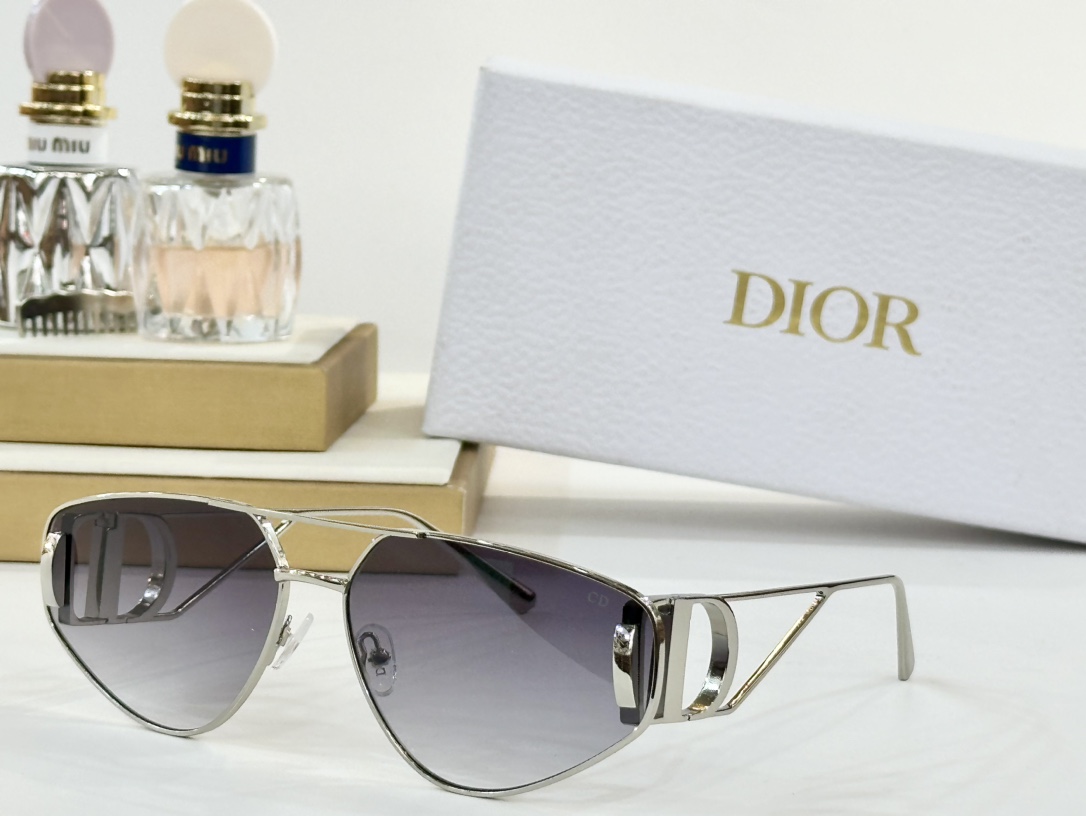  CHRISTIAN DIOR
MOD：20B0
Size：65口15 140

