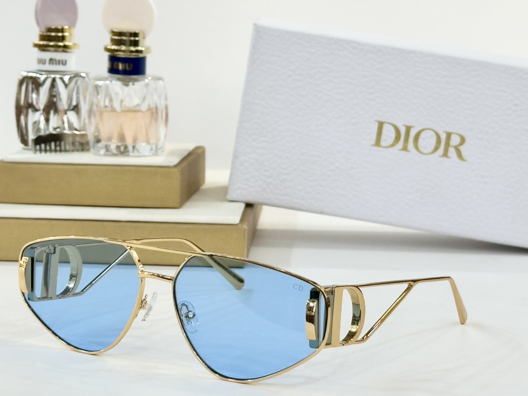  CHRISTIAN DIOR
MOD：20B0
Size：65口15 140

