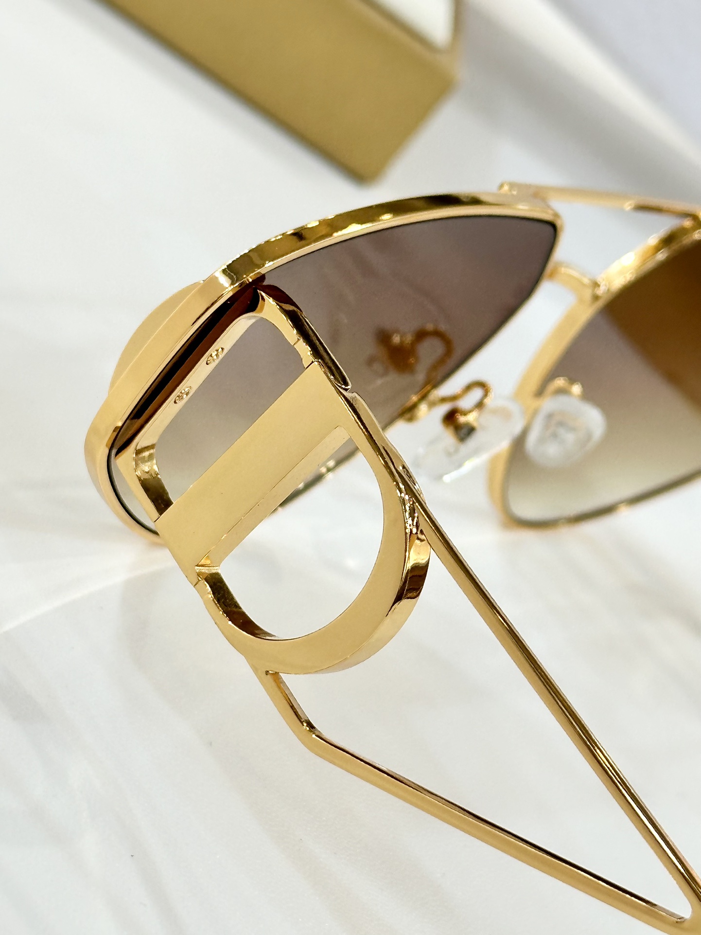  CHRISTIAN DIOR
MOD：20B0
Size：65口15 140

