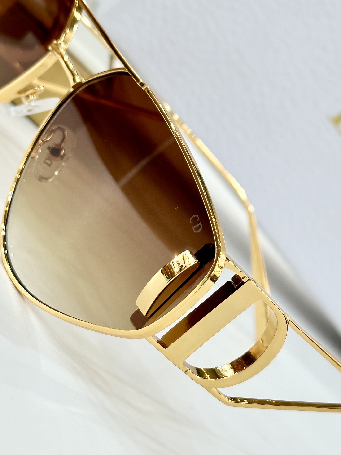  CHRISTIAN DIOR
MOD：20B0
Size：65口15 140

