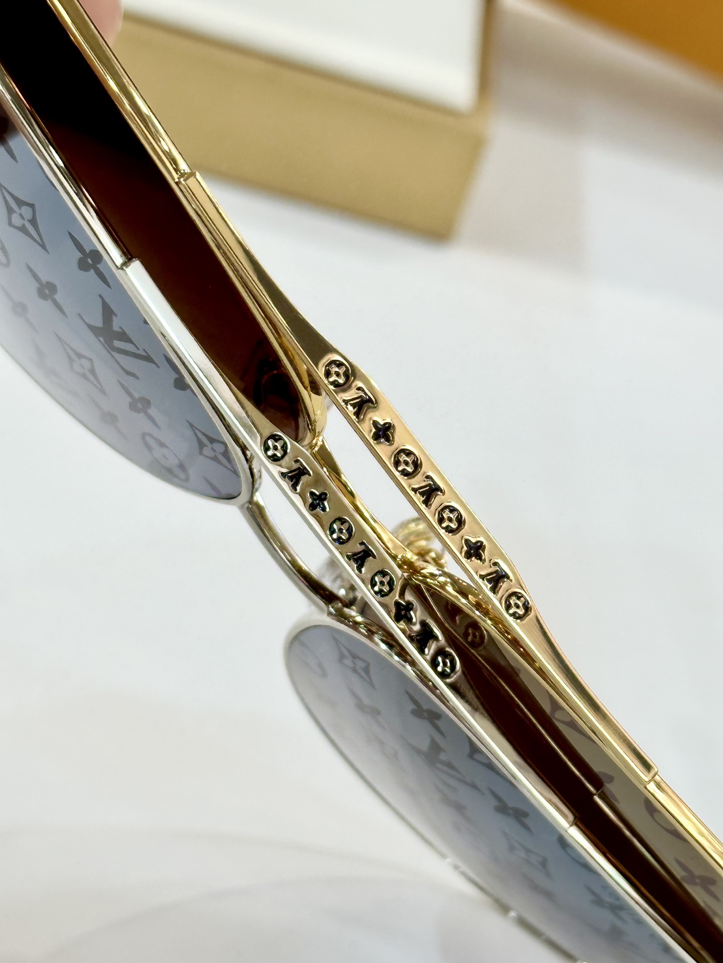  LOUIS VUITTON
MOD：Z1308
Size：61口14-145

