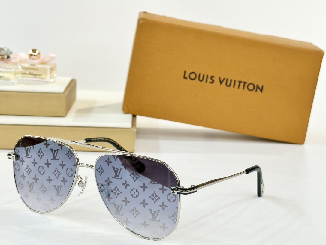  LOUIS VUITTON
MOD：Z1308
Size：61口14-145

