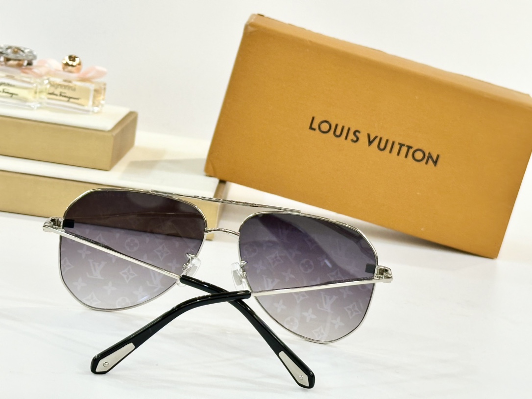  LOUIS VUITTON
MOD：Z1308
Size：61口14-145

