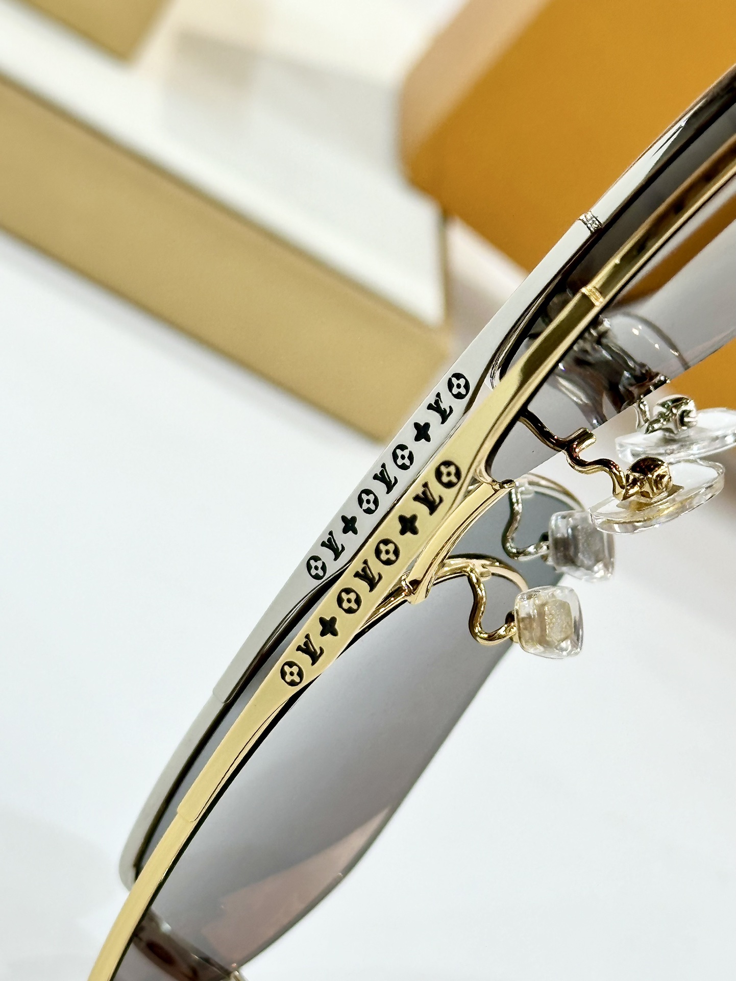  LOUIS VUITTON
MOD：Z1309
Size：61口13-145
