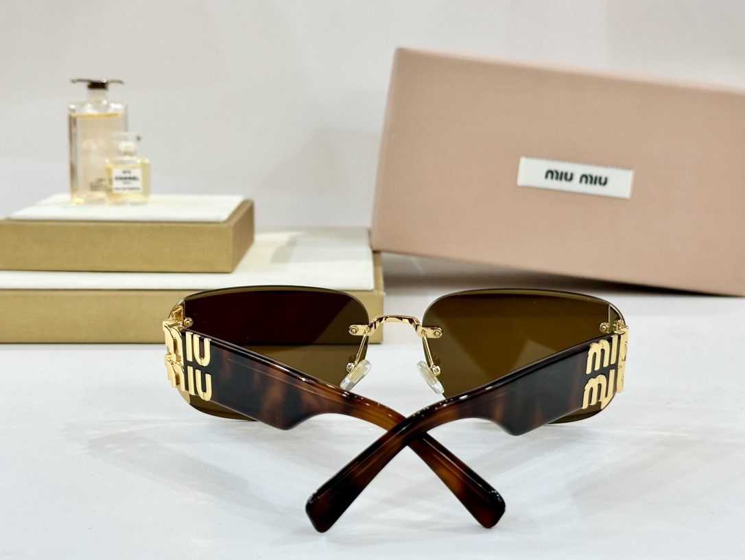  MIU MIU 
MOD：MU140AV
Size：65口17 142
