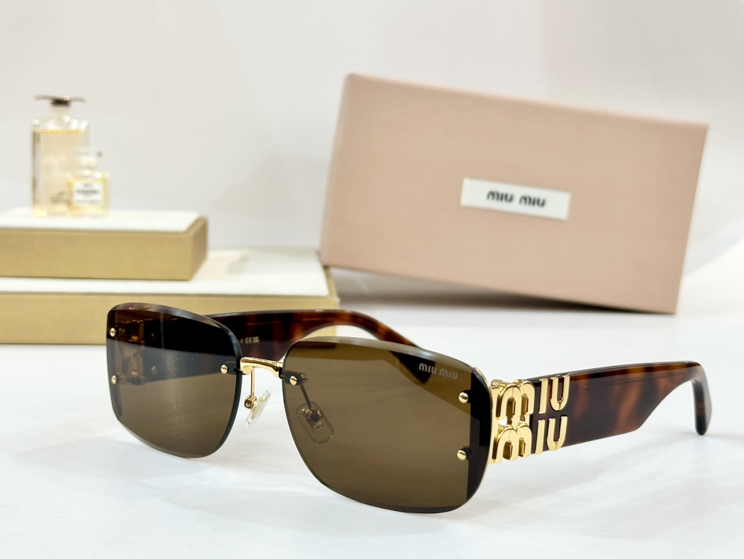  MIU MIU 
MOD：MU140AV
Size：65口17 142
