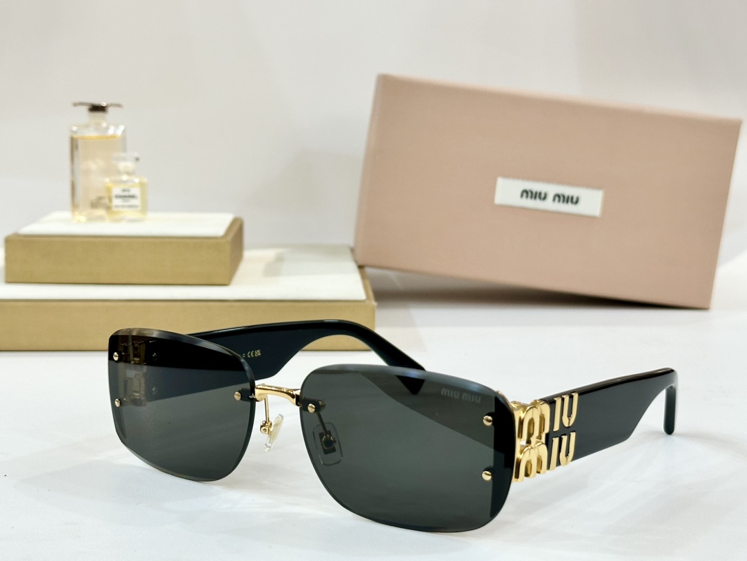  MIU MIU 
MOD：MU140AV
Size：65口17 142

