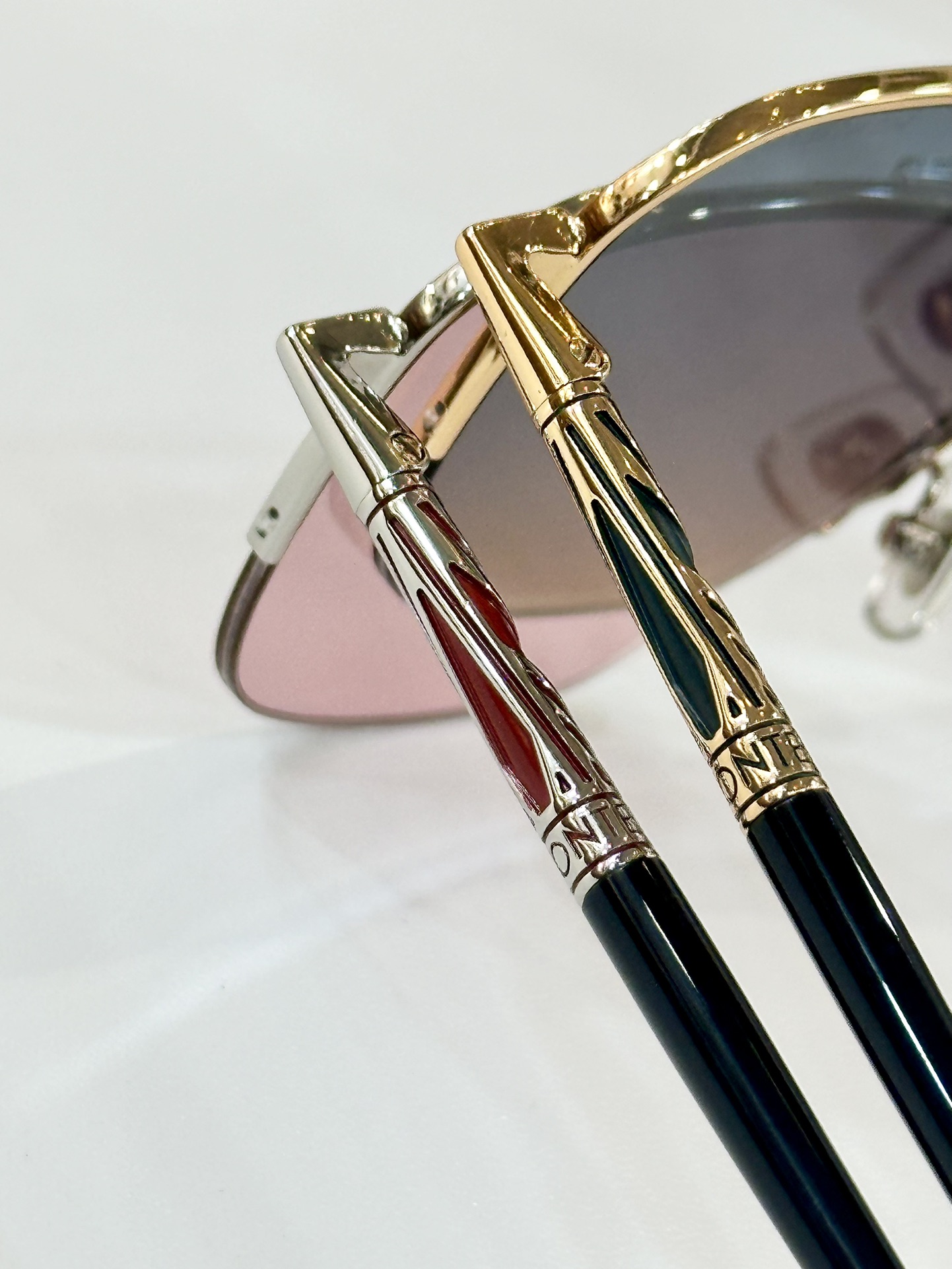 。MONT BLANC
M OD：MB0708S
Size：57口17 145
