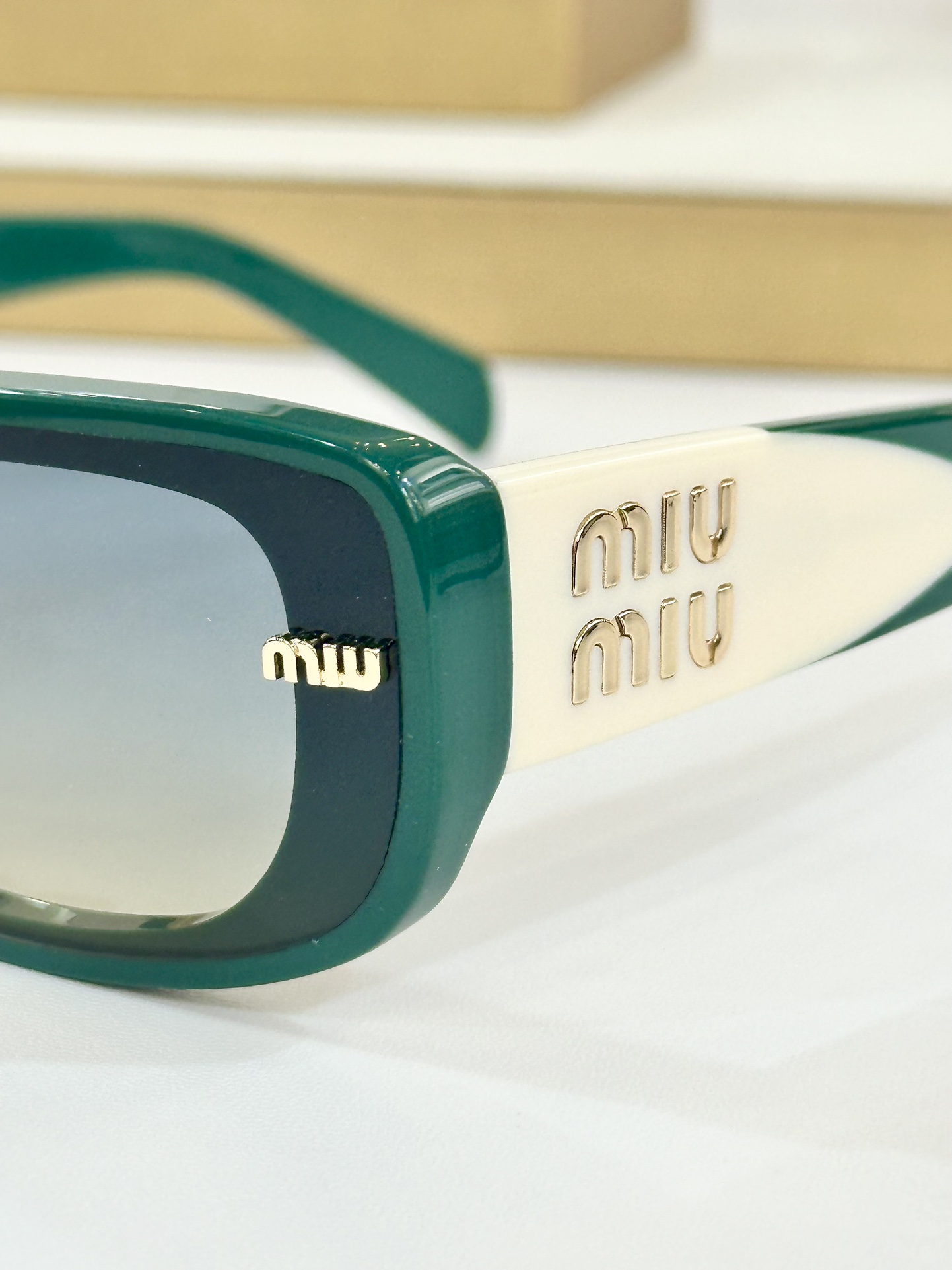  MIU MIU
MOD：MU15KS
Size：50口23 145
