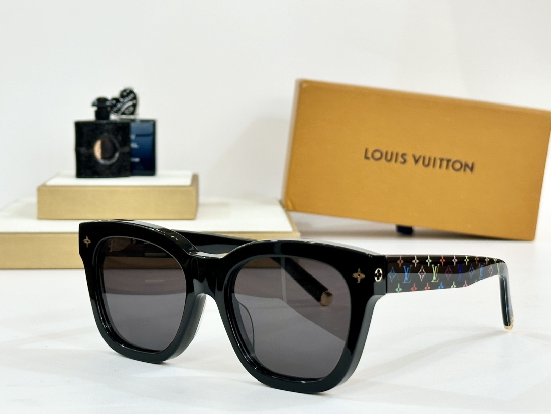  LOUIS VUITTON
MOD：Z2718A
Size：56口19 150
