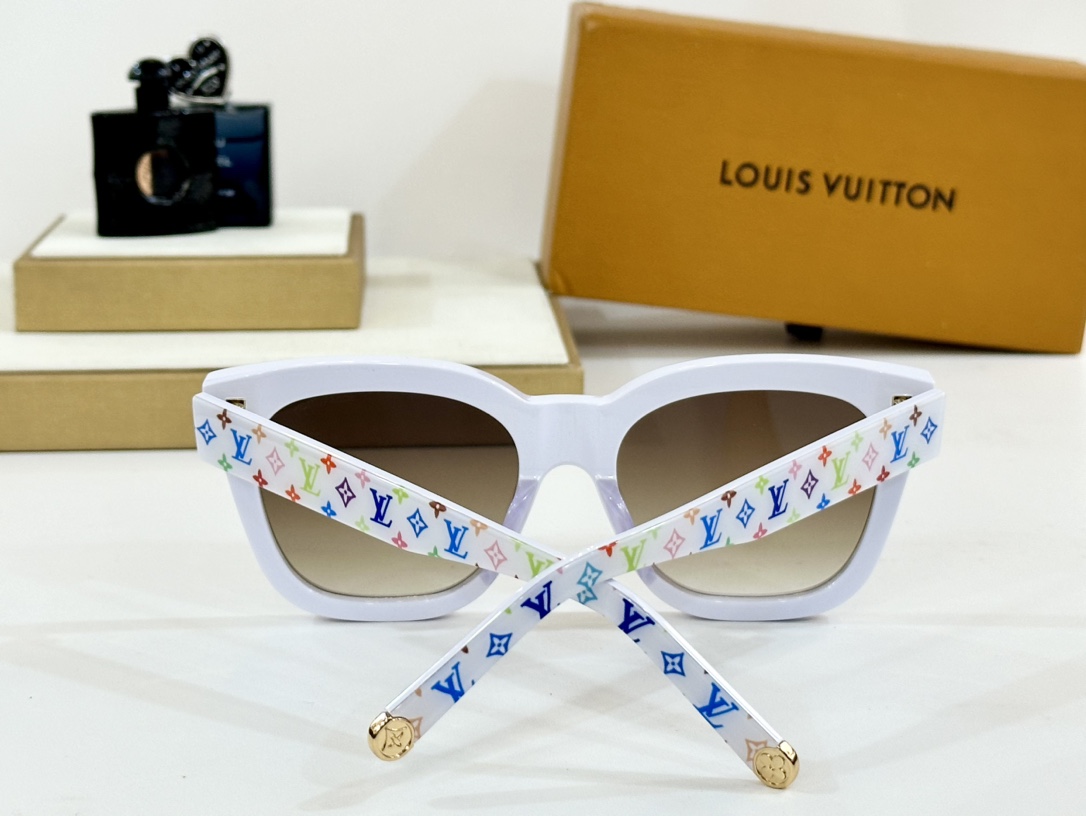  LOUIS VUITTON
MOD：Z2718A
Size：56口19 150
