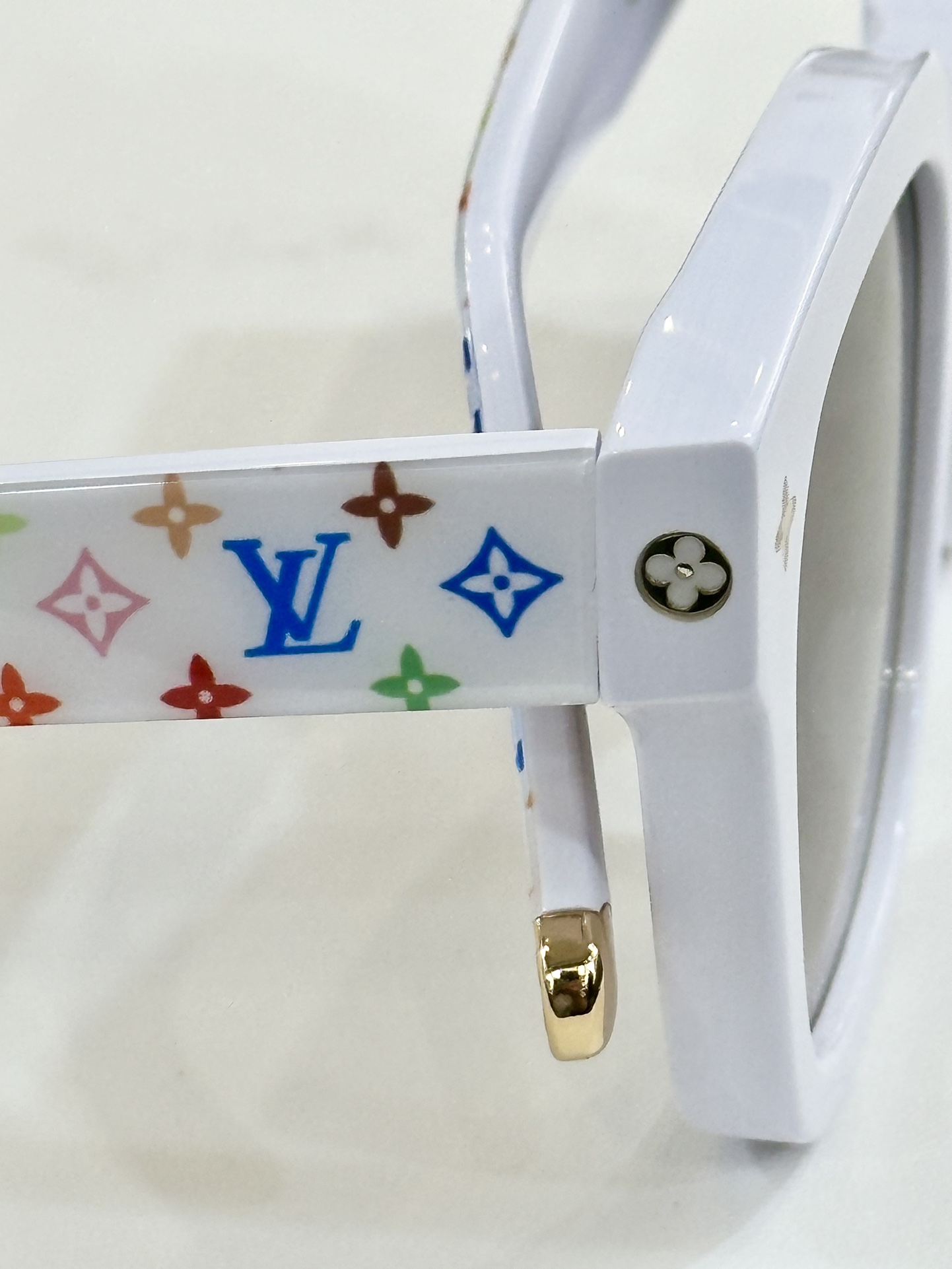  LOUIS VUITTON
MOD：Z2718A
Size：56口19 150
