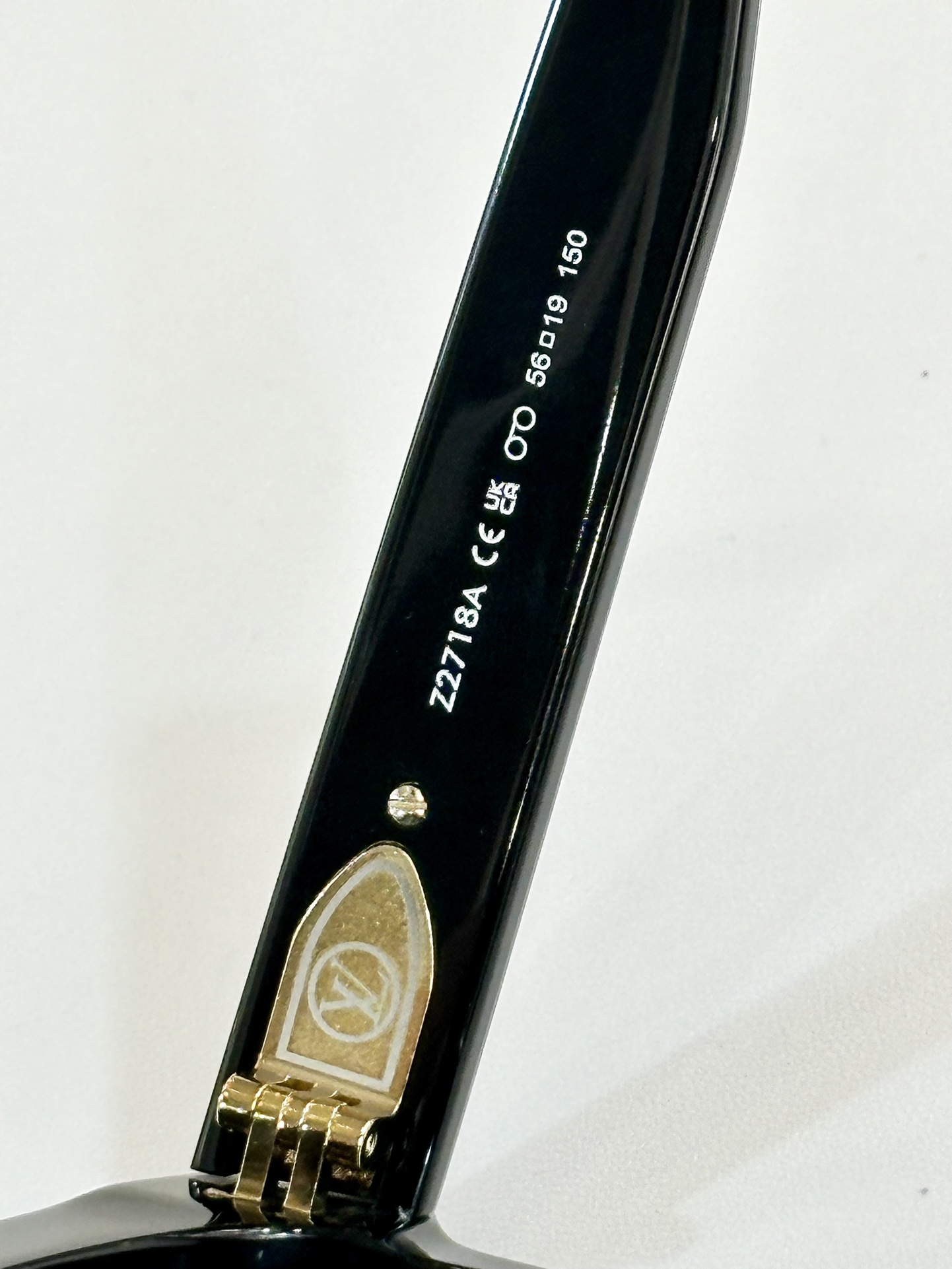  LOUIS VUITTON
MOD：Z2718A
Size：56口19 150
