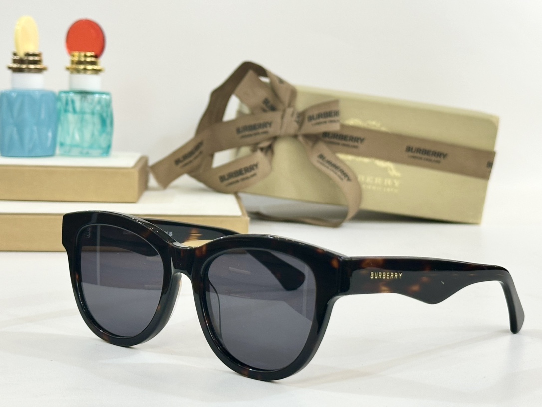  BURBERRY
MOD：BE4432U
Size：54口19-145
