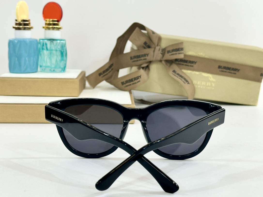  BURBERRY
MOD：BE4432U
Size：54口19-145

