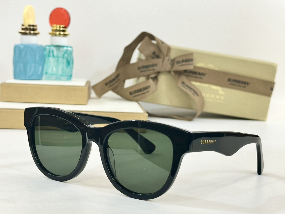  BURBERRY
MOD：BE4432U
Size：54口19-145

