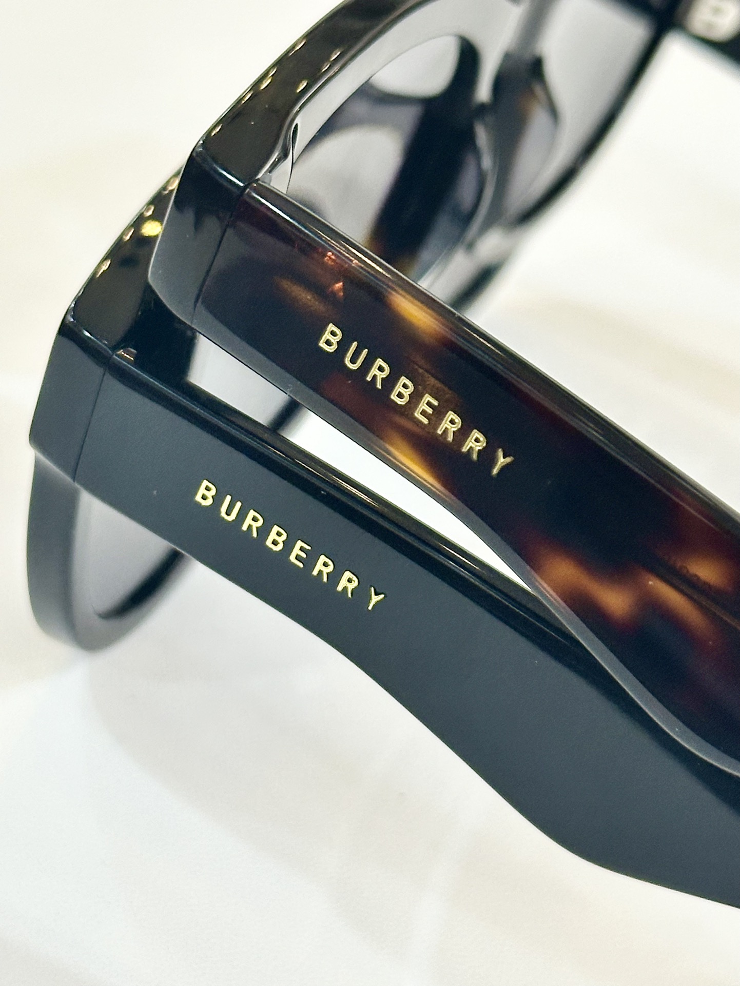  BURBERRY
MOD：BE4432U
Size：54口19-145
