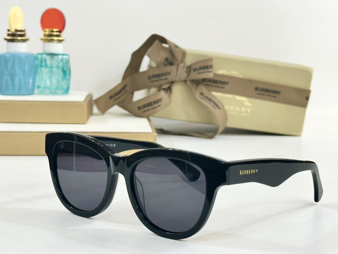  BURBERRY
MOD：BE4432U
Size：54口19-145

