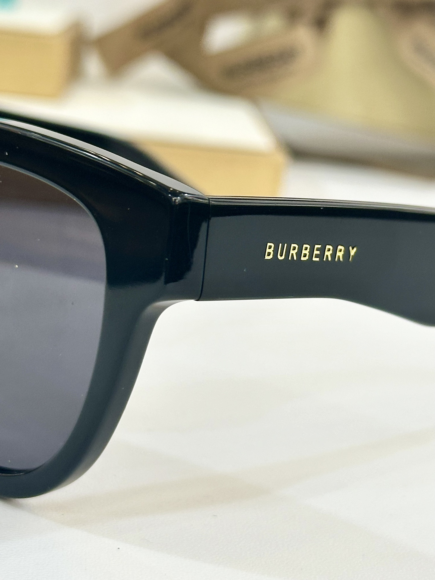  BURBERRY
MOD：BE4432U
Size：54口19-145
