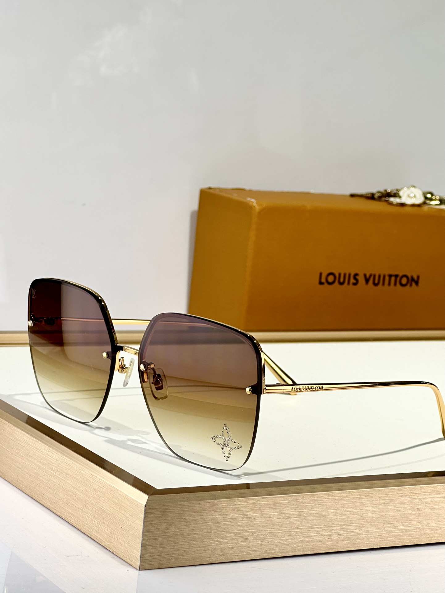  LOUIS VUITTO*
MODEL：Z2014U
SIZE：63口17-142
