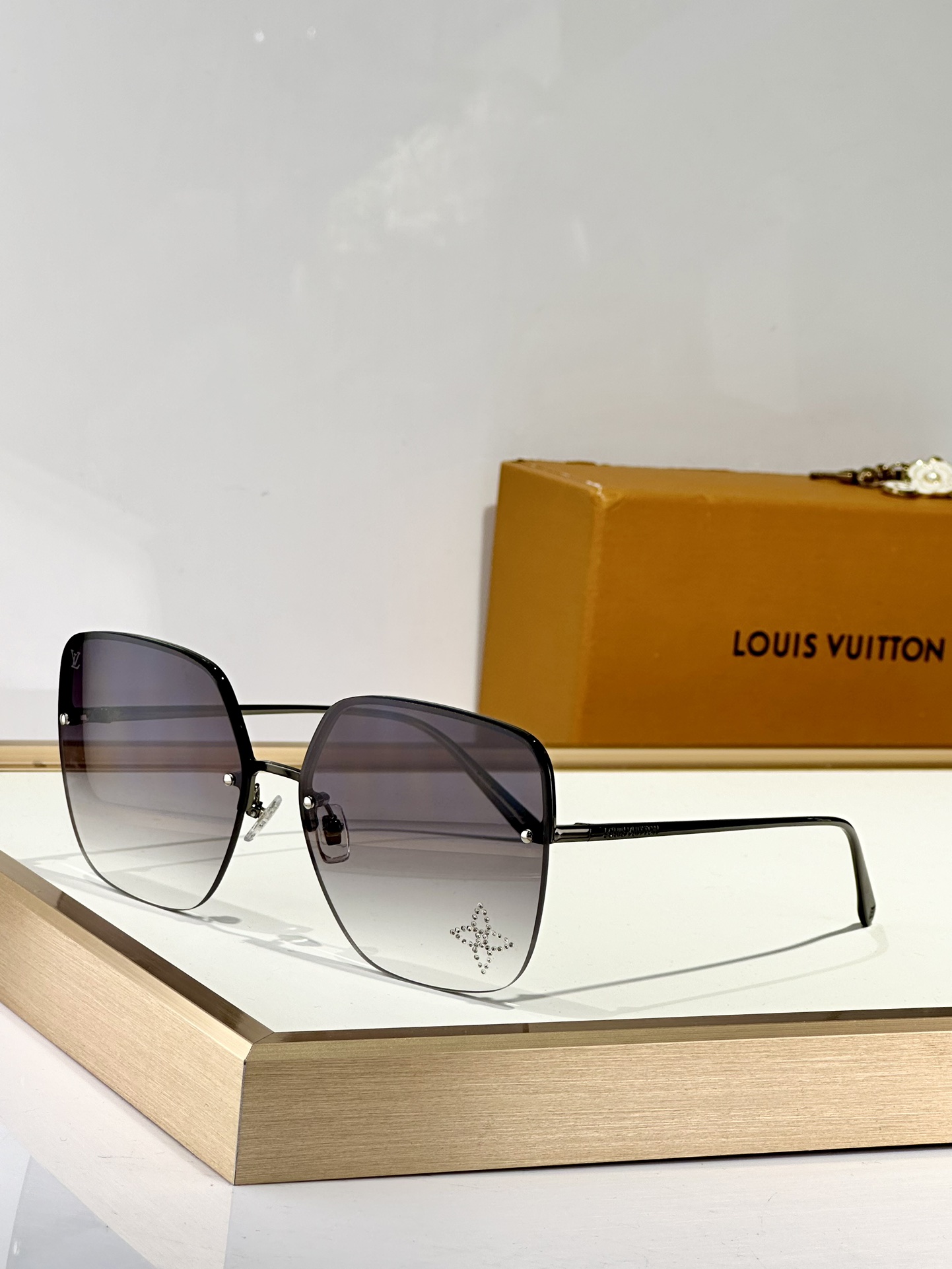  LOUIS VUITTO*
MODEL：Z2014U
SIZE：63口17-142
