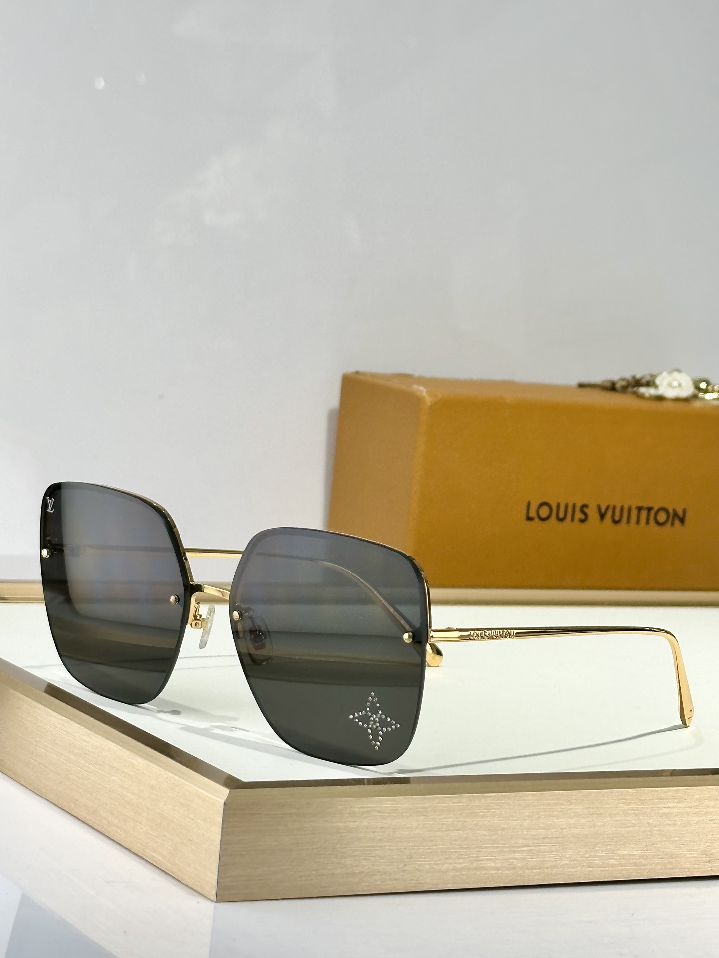  LOUIS VUITTO*
MODEL：Z2014U
SIZE：63口17-142
