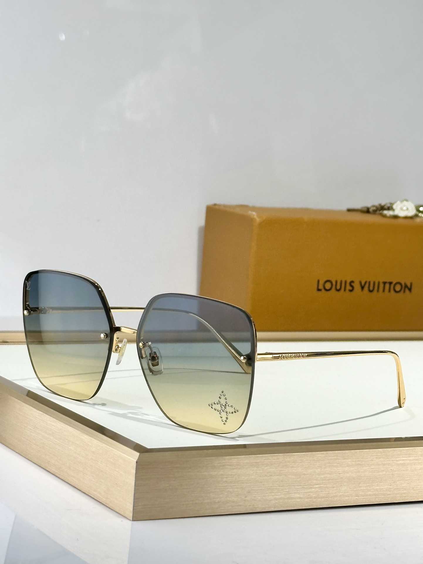  LOUIS VUITTO*
MODEL：Z2014U
SIZE：63口17-142
