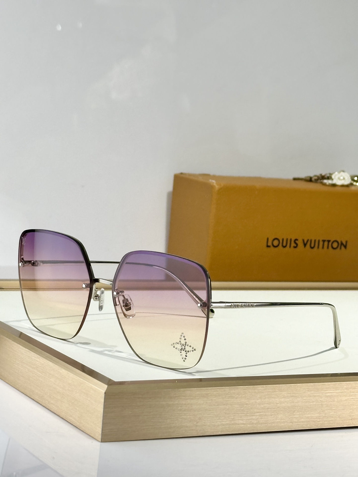  LOUIS VUITTO*
MODEL：Z2014U
SIZE：63口17-142
