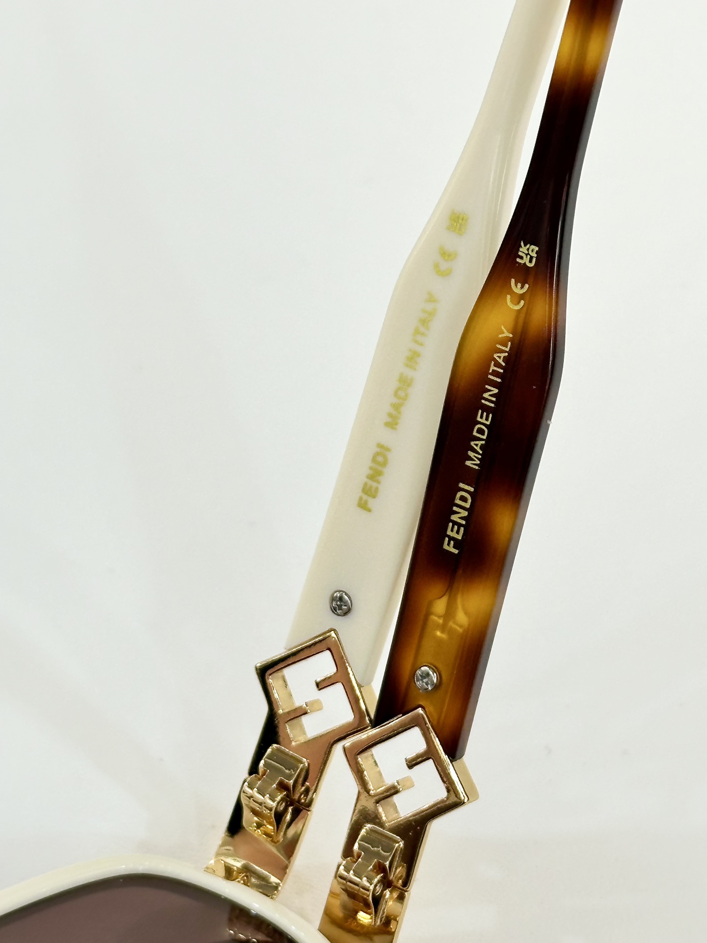  Salvatore ferragam* 
MODEL：FD8131 
SIZE：53口22-145
