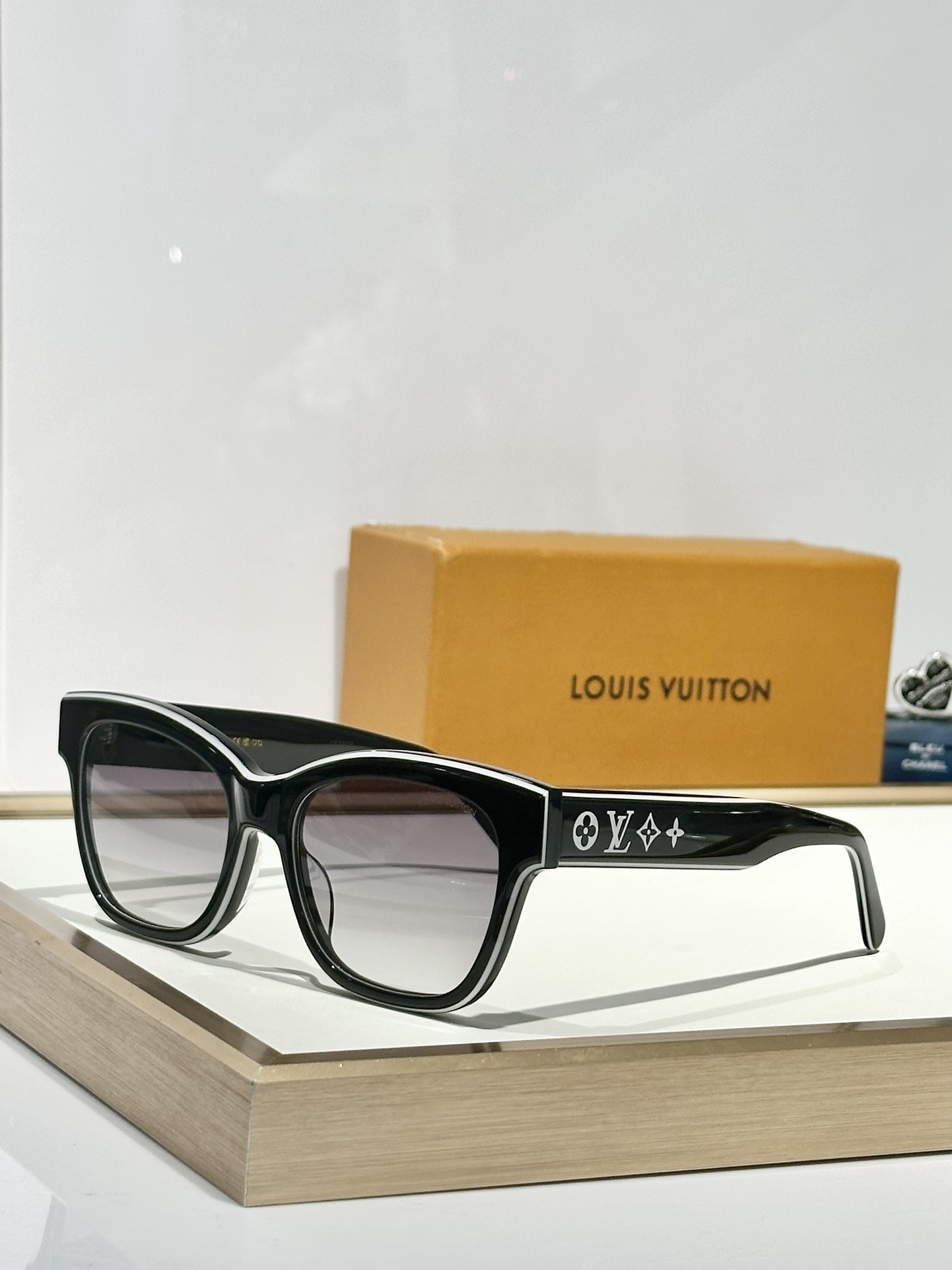  LOUIS VUITTO*
MODEL：Z2645U
SIZE56口18-150

