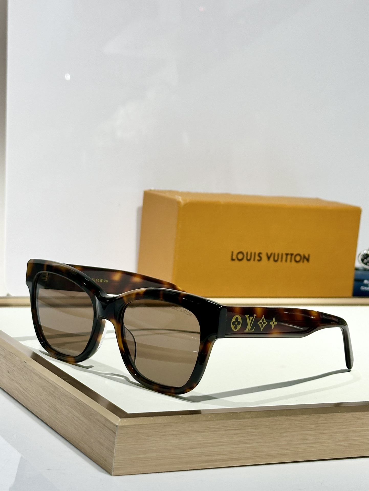  LOUIS VUITTO*
MODEL：Z2645U
SIZE56口18-150
