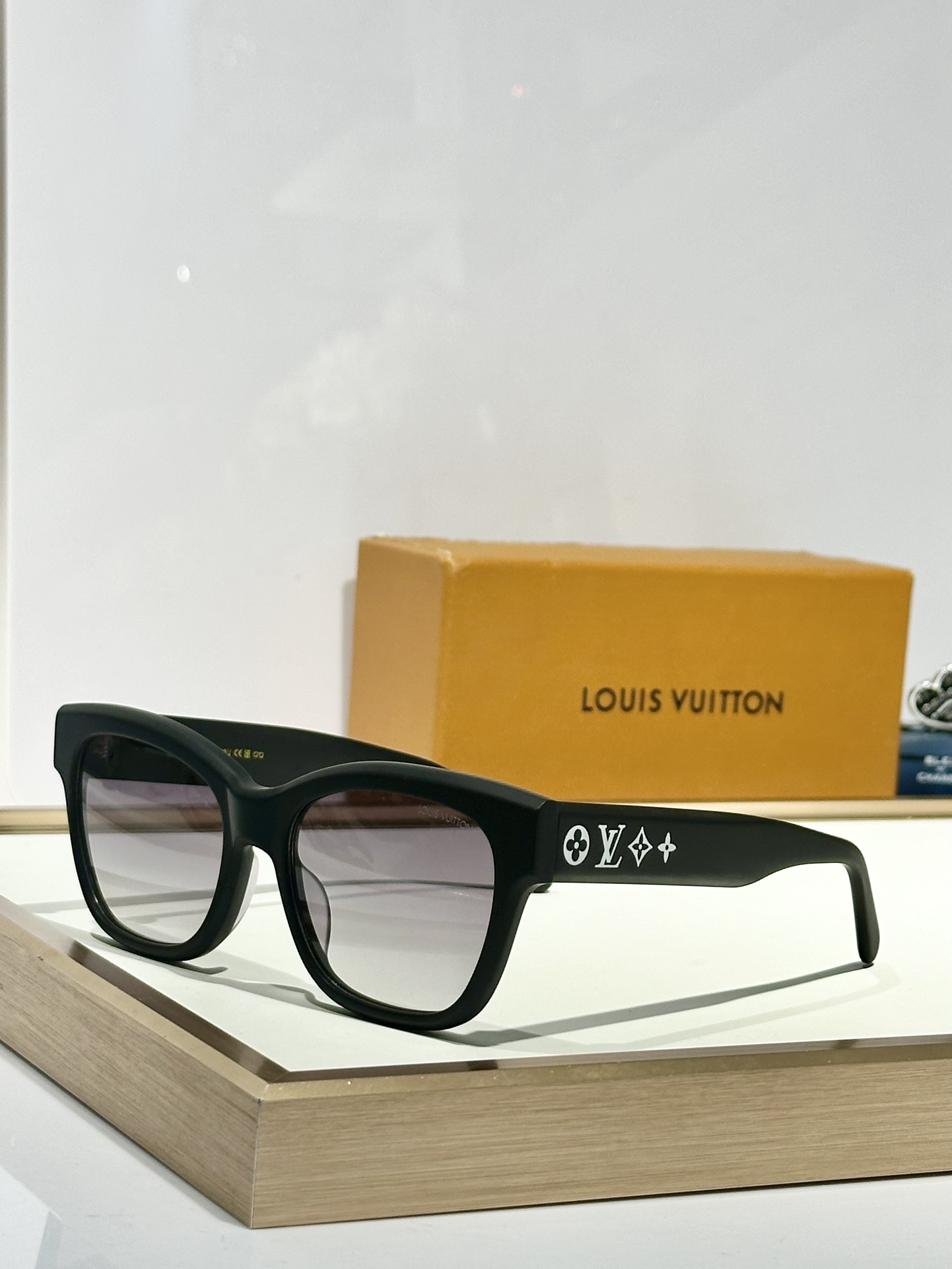  LOUIS VUITTO*
MODEL：Z2645U
SIZE56口18-150
