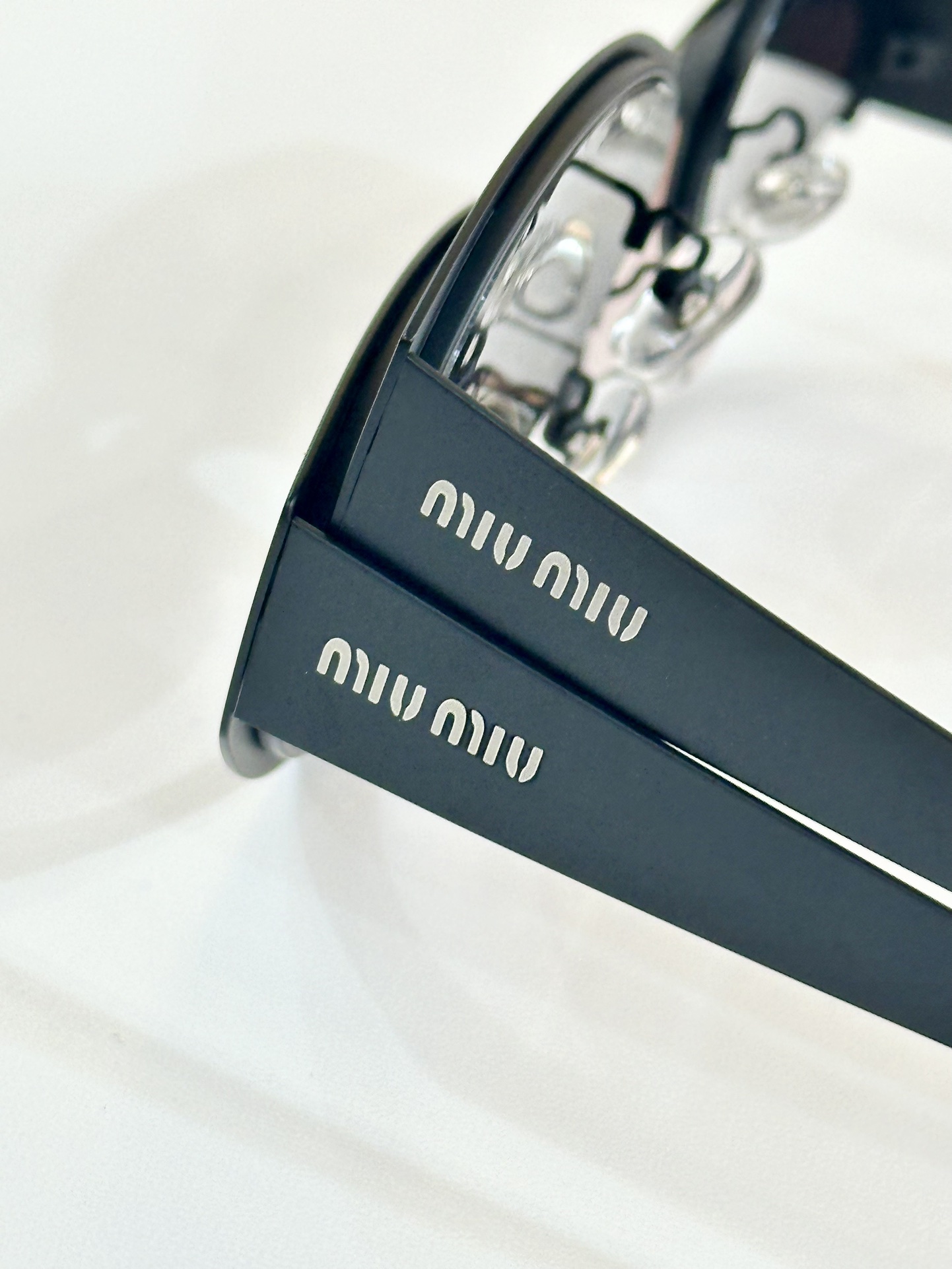  MIU MIU
MOD：SMU A60
Size：56口18-152
