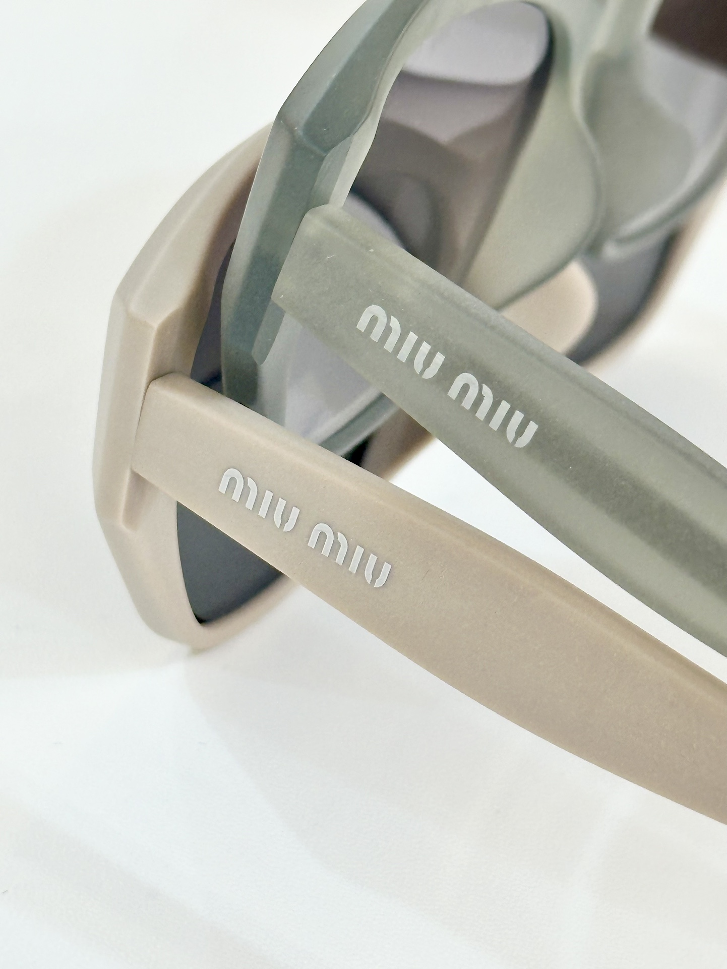  MIU MIU
MOD：SMU 32WS
Size：55口18-147
