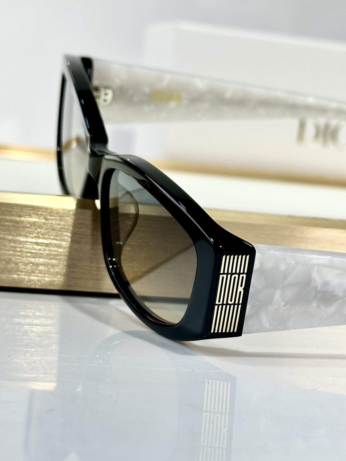  DIOR
MODEL DiorGlow S1I 
SIZE：53口20-140

